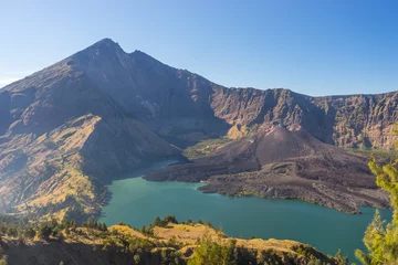 Foto op Plexiglas Landschap van de Rinjani-vulkaanberg © skazzjy