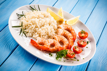Shrimps with white rice and vegetables