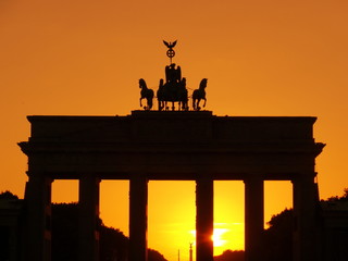 Naklejka premium Sonnenuntergang am Brandenburger Tor
