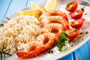 Shrimps with white rice and vegetables