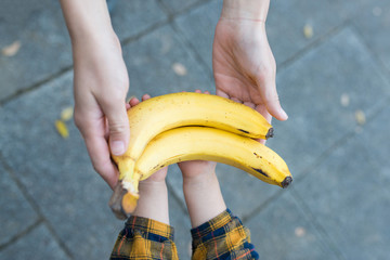 バナナを渡す親子