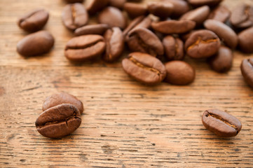 grains de café en gros plan sur table en vieux bois