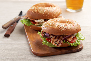 Bagel sandwich with grilled turkey