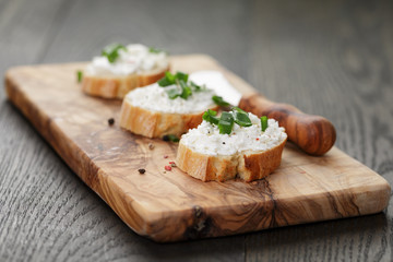 crunchy baguette slices with cream cheese and green onion