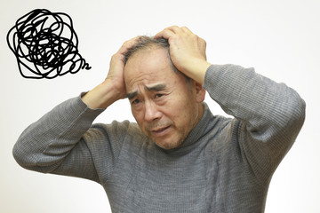 悩む男性