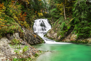 Wasserfall im Wald