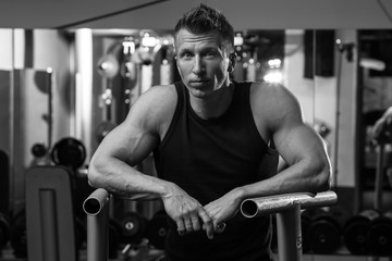 Fototapeta na wymiar Muscular man in gym