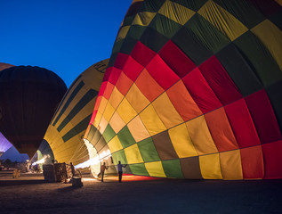 Heteluchtballonnen worden gevuld bij zonsopgang