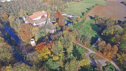 Luftaufnahme vom mittelalterlichen Schloss Bladenhorst in Castrop-Rauxel