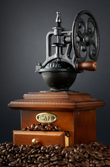 Obraz na płótnie Canvas Retro, old-fashioned coffee grinder and coffee beans studio isol