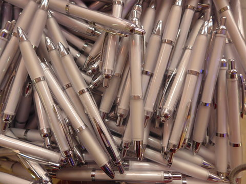 Many  white metal pens - Bild - 