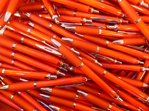 Many red metal pens - Bild - 
