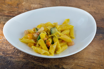 Pasta al pesce, pasta fatta in casa, pasta ai frutti di mare, pasta con sugo di gamberetti e verdura