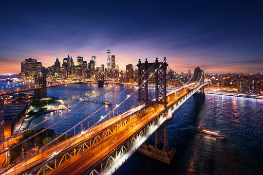 Fototapeta Nowy Jork - piękny zachód słońca nad Manhattanem z mostem Manhattan i Brooklyn