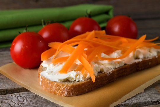 Bread with fresh cheese with tomatoes around