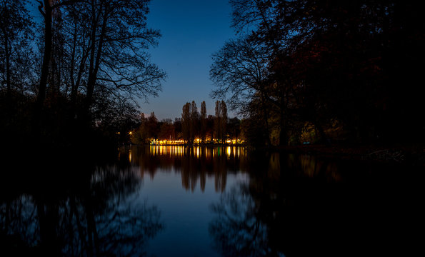 Seehaus im Englischen Garten in München am Kleinhesseloher See bei Nacht