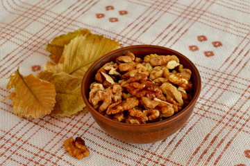 Очищенные грецкие орехи в тарелке