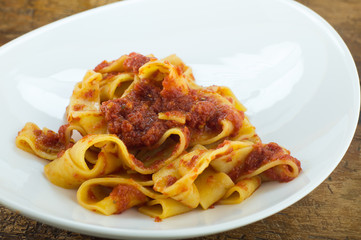 Pasta, pappardelle, tagliatelle al sugo di pomodoro fresco, primo piatto italiano