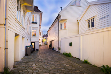 Holzhäuser in Bergen bei Nacht, Norwegen
