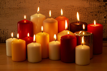 Christmas background - verschiedene brennende Kerzen, Copyspace