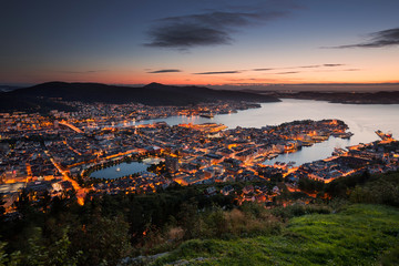 Bergen Skyline von oben im Sonnenuntergang
