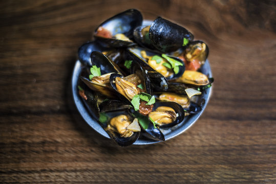 Cooked mussels with tomatoes and onion