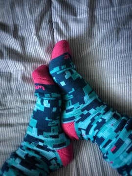 i miei piedi con caldi buffi calzettoni