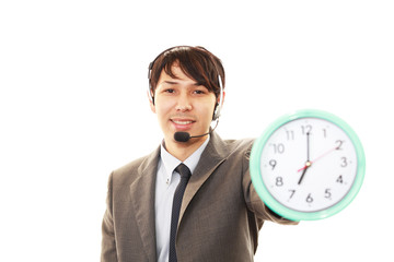 時計を持つ笑顔のオペレーター