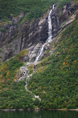 Fototapeta na wymiar Wasserfall im Geiranger Fjord 