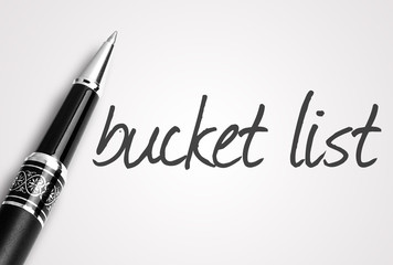 Obraz premium pen writes bucket list on white blank paper
