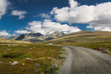 Rondane Nationalpark mit Straße und Bergen
