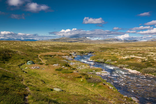 Rondane Nationalpark mit Zelt am Fluss 
