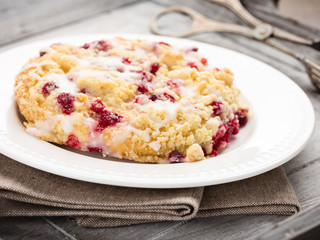 Johannisbeerstreusel - crumble cake with red currants