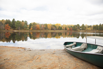 Fototapeta na wymiar canoe by autumn lake