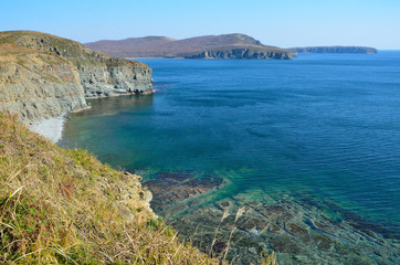 Вдадивосток, скалистые берега мыса Табизина на острове Русский