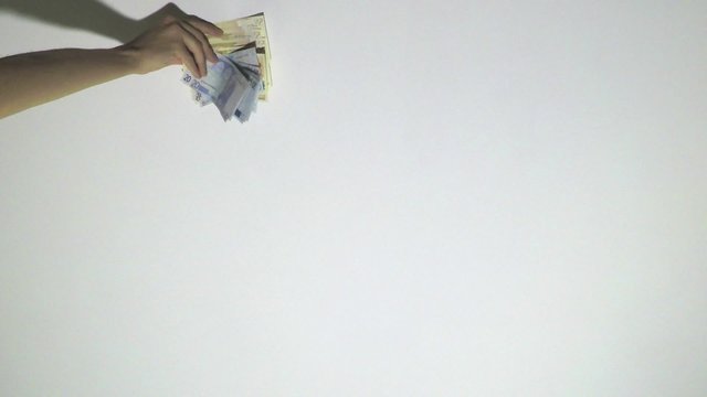 mano coger dinero en el aire / muy despacio
