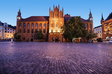 Town Hall in Torun at Dusk - obrazy, fototapety, plakaty