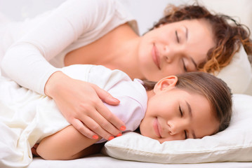 Obraz na płótnie Canvas Delighted mother and daughter sleeping 