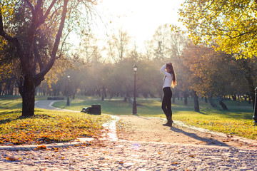 Obraz premium beautiful girl at sunset