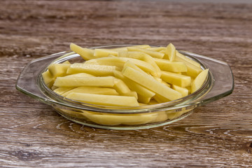 Raw sliced potato în a glass bowl