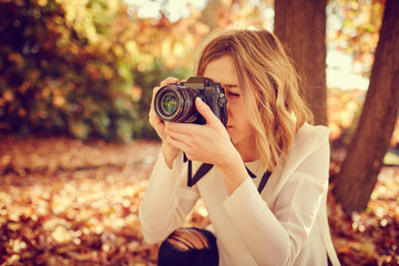 Ragazza bionda con mirrorless fotografa