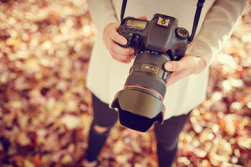 Ragazza bionda con mirrorless fotografa
