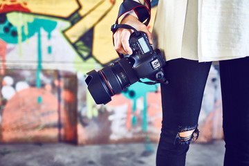 Ragazza Rap fotografa murales