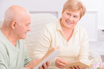 Obraz premium Adult couple reading book 