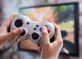 Игра в видео игру с контроллером в руках © teiki2e