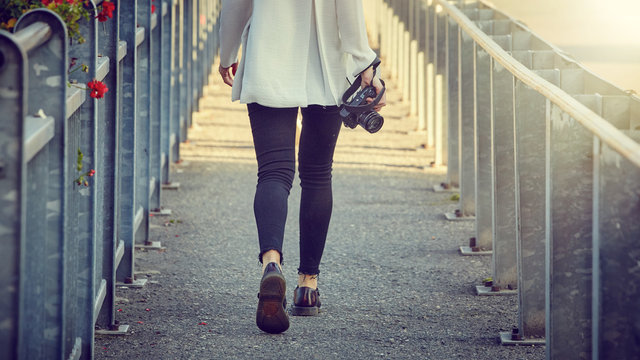 Ragazza bionda fotografa in citt&agrave;