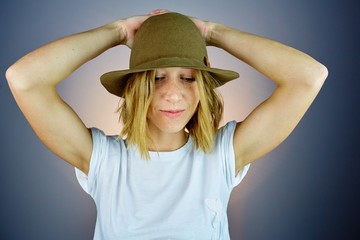 Ragazza con cappello su fondo blu