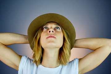 Ragazza pensa ad un'idea