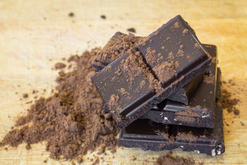 плитки темного шоколада какао