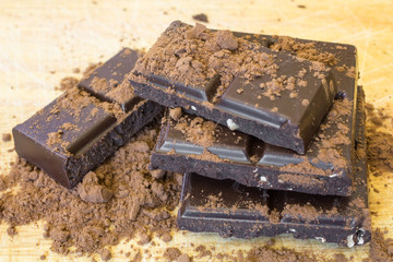 плитки темного шоколада какао